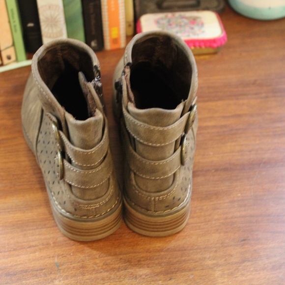 Rocket Dog Slip On Boots - Picture 3 of 8